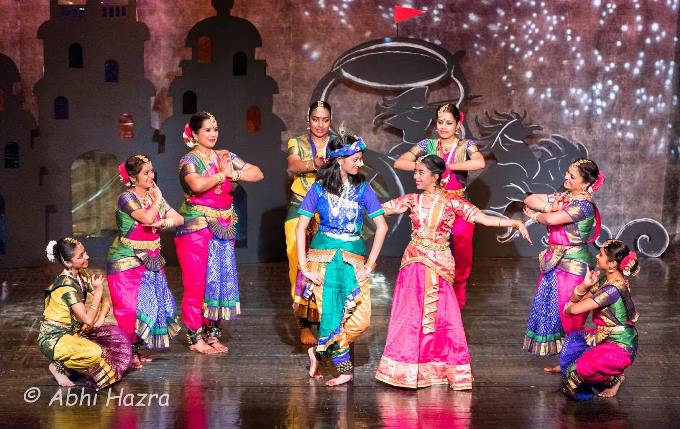 Download this stock image: Indian girls practice the Garba dance steps in  preparation for the Navratri festival in A… | Garba dance, Indian girls,  Navratri festival